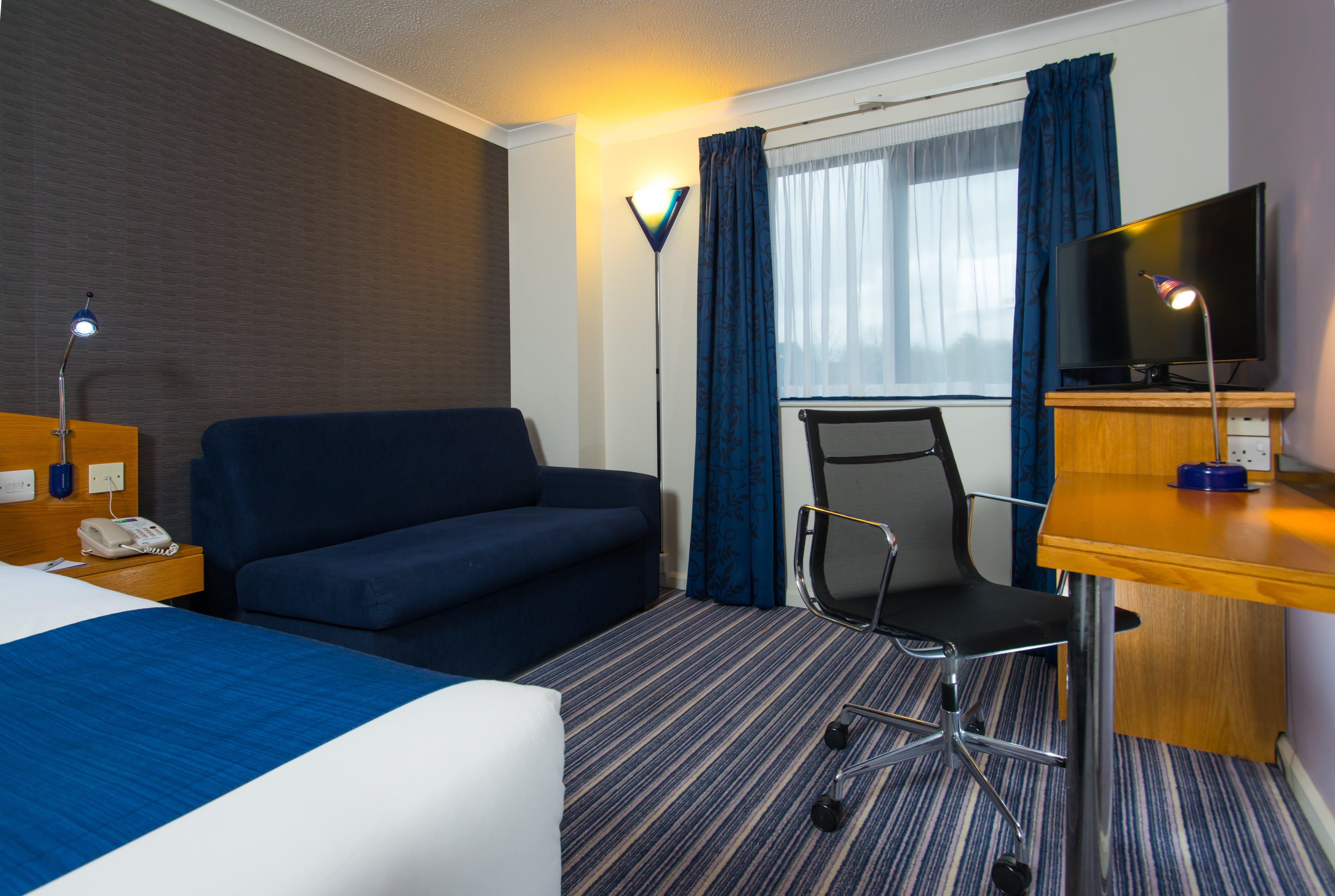 Holiday Inn Express Northampton - South By Ihg Exterior photo