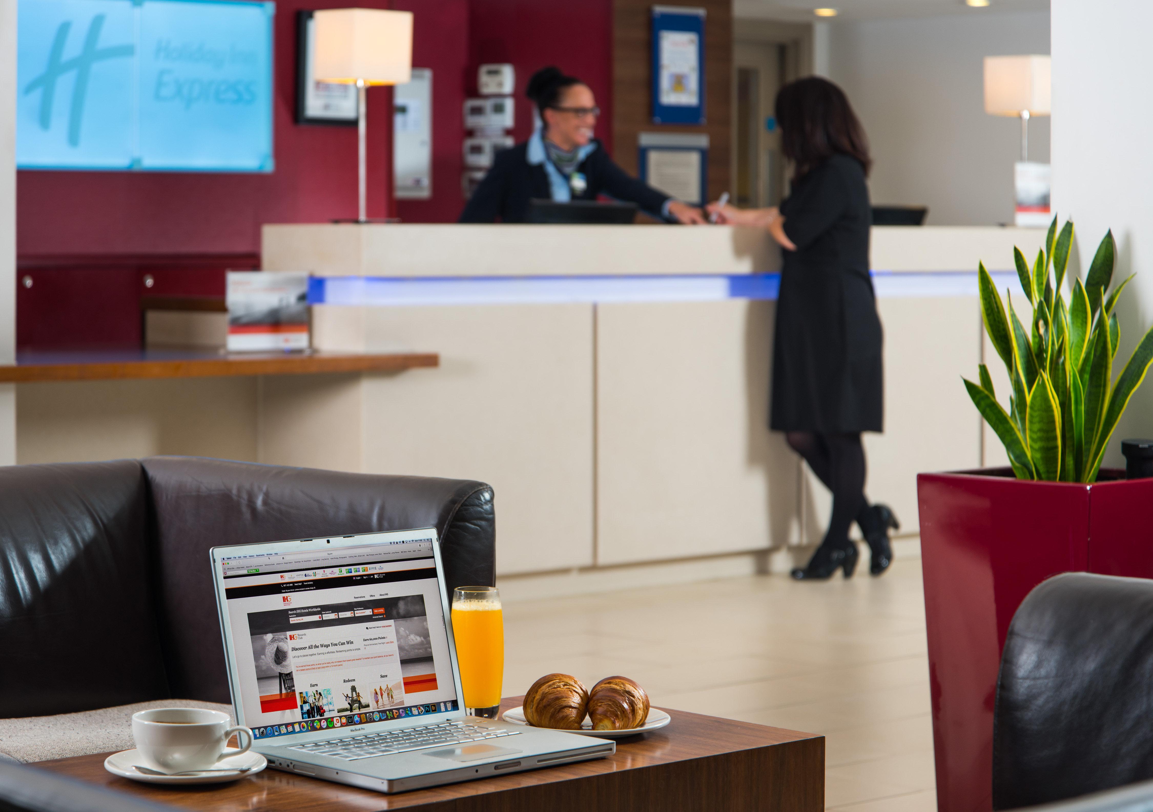 Holiday Inn Express Northampton - South By Ihg Exterior photo