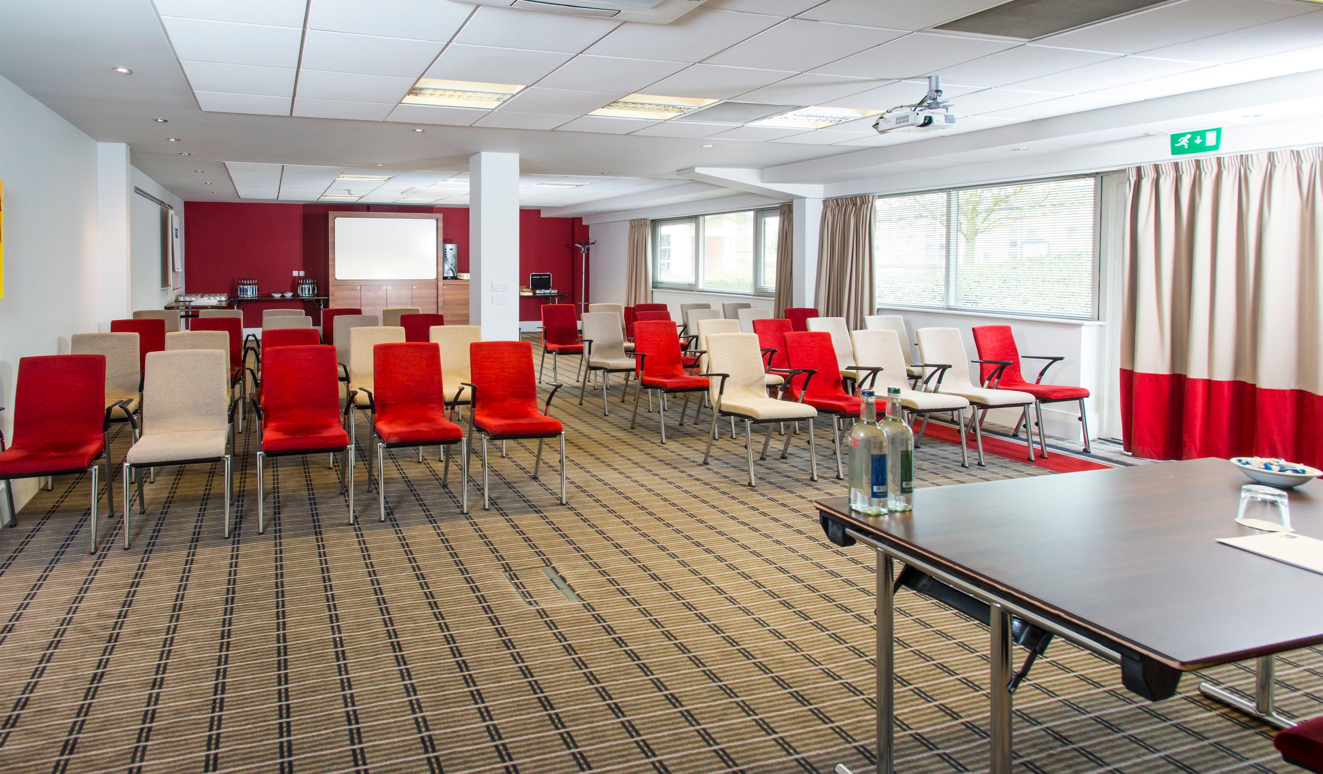 Holiday Inn Express Northampton - South By Ihg Exterior photo