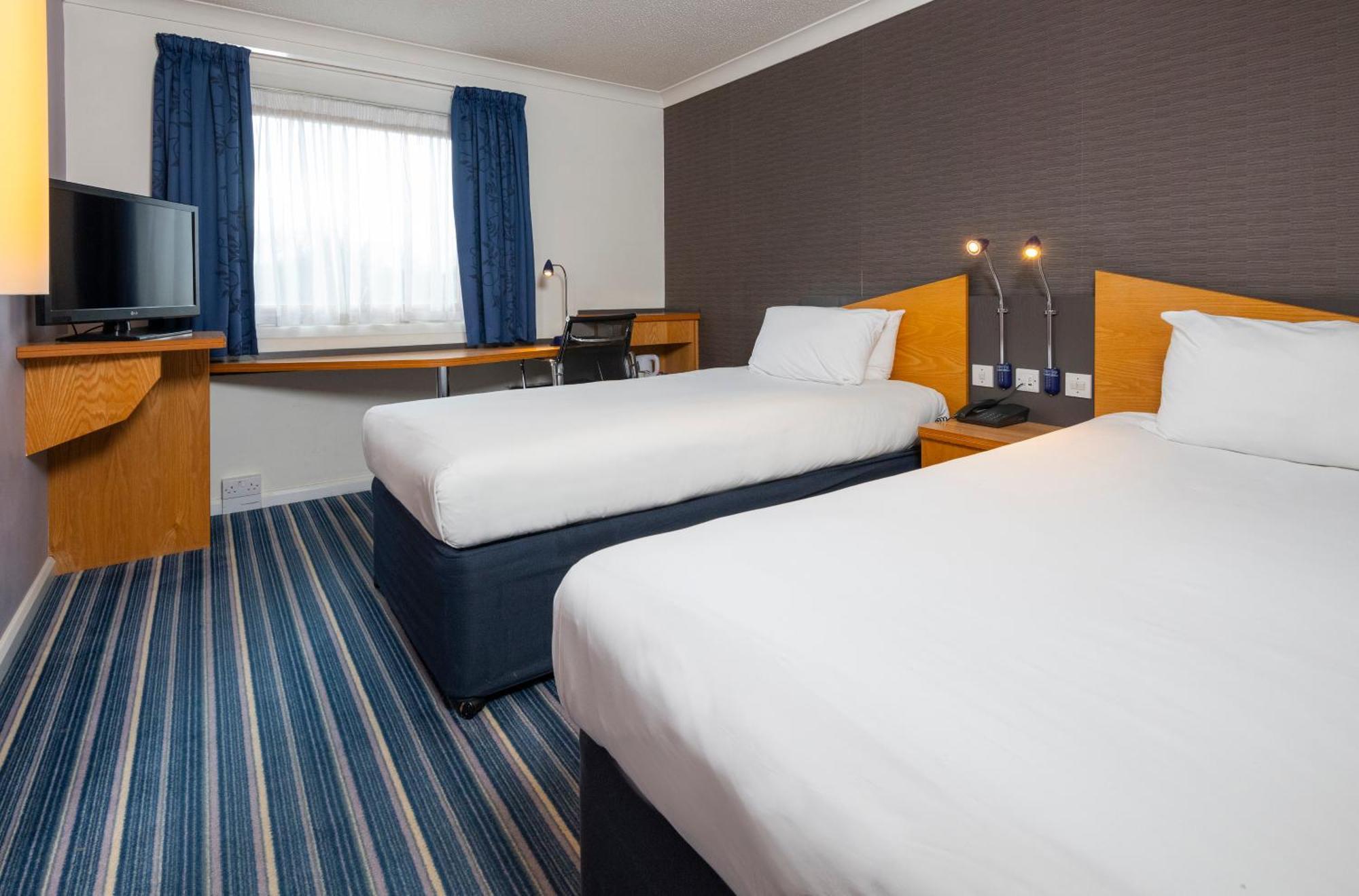 Holiday Inn Express Northampton - South By Ihg Exterior photo