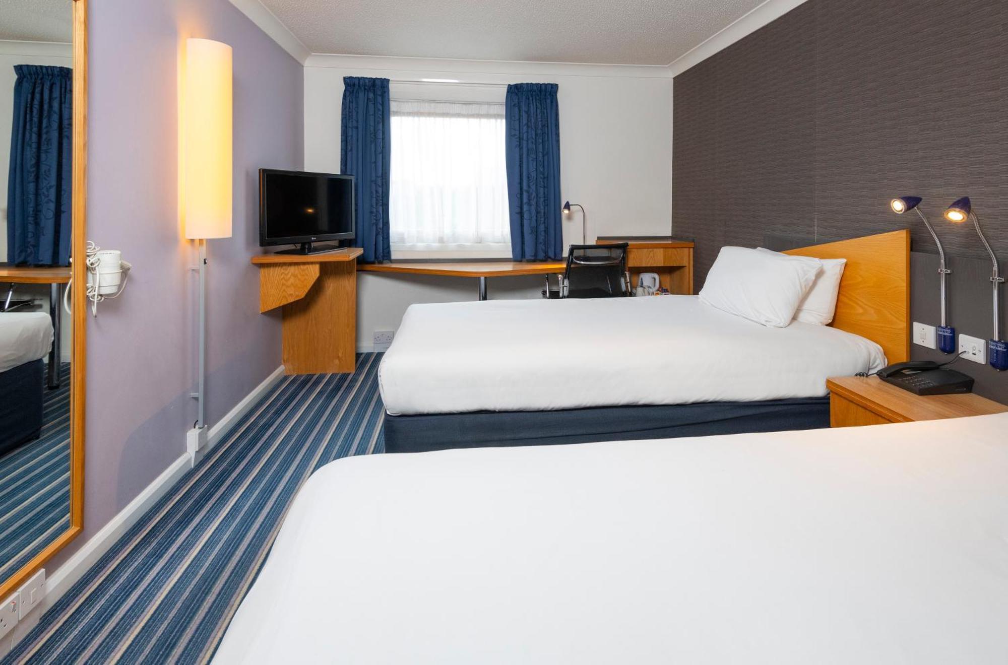 Holiday Inn Express Northampton - South By Ihg Exterior photo