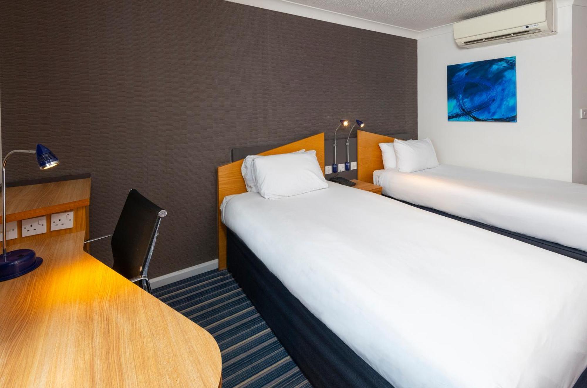 Holiday Inn Express Northampton - South By Ihg Exterior photo