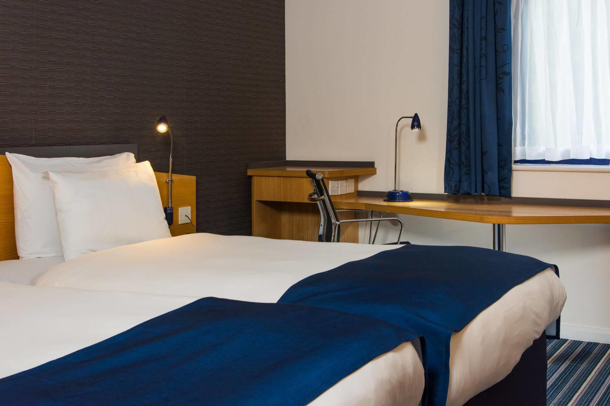 Holiday Inn Express Northampton - South By Ihg Exterior photo